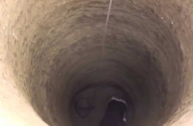 Dambovita: Fetita de cinci ani cazuta intr-un put. Pompierii intervin pentru scoaterea ei