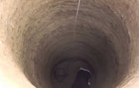 Dambovita: Fetita de cinci ani cazuta intr-un put. Pompierii intervin