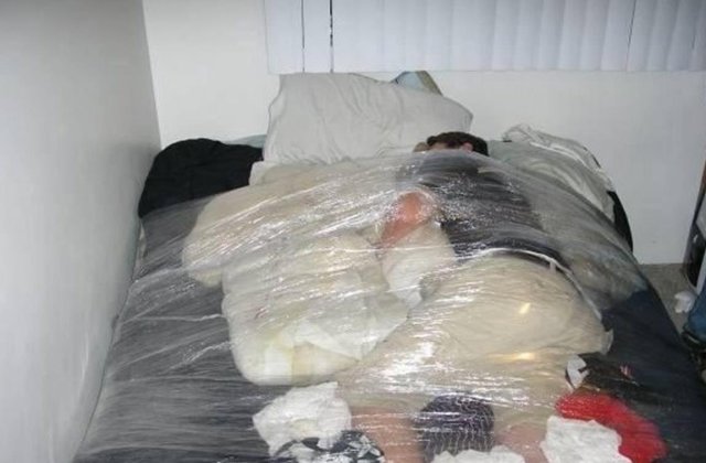 10 persoane care regreta ca au adormit la petreceri