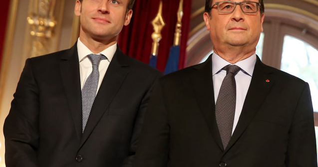 Emmanuel Macron este primit de Francois Hollande la Elysee