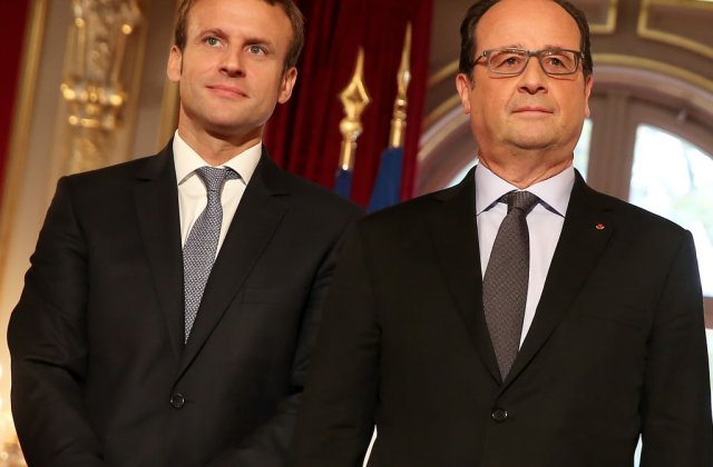 Emmanuel Macron este primit de Francois Hollande la Elysee