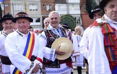  Foto  Nasaud: 10.000 de romani au intrat in Cartea Recordurilor cu un dans popular. Dragnea a participat la eveniment