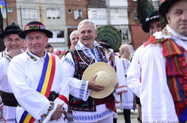[Foto] Nasaud: 10.000 de romani au intrat in Cartea Recordurilor cu un dans popular. Dragnea a participat la eveniment