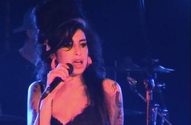 [VIDEO] Amy Winehouse a invatat sa gateasca sobolani