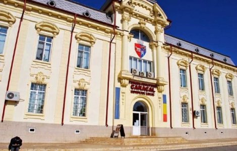 Caracal: Primarul si functionarii si-au cumparat Iphone din buget