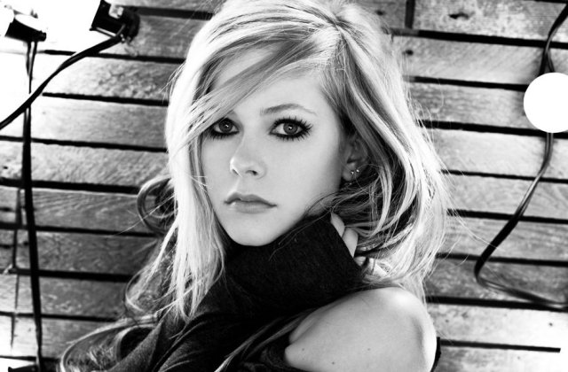 O noua teorie a conspiratiei: pe Twitter se vehiculeaza ca Avril Lavigne ar fi moarta de mai bine de un deceniu