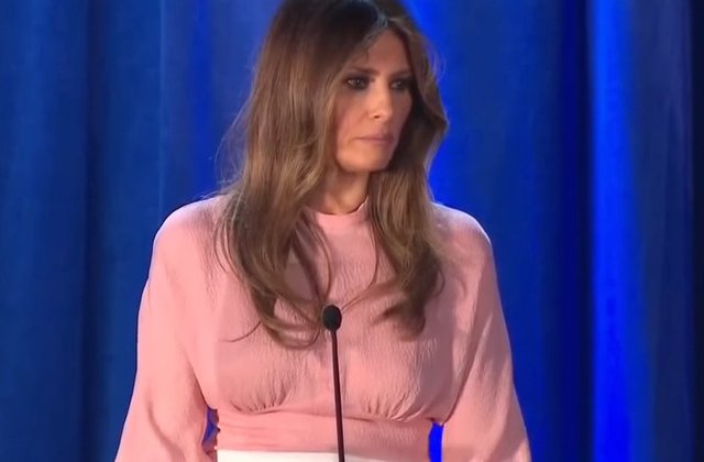 Melania Trump va avea statuie