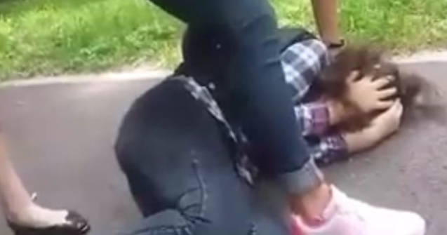 Eleva din Oradea, batuta cu pumnii si picioarele de trei colege