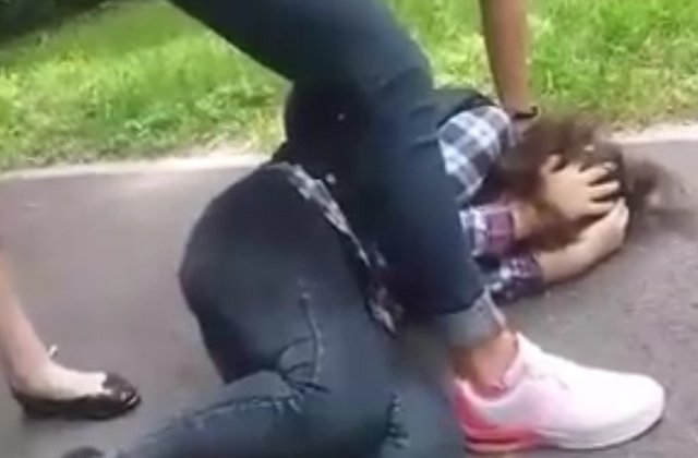 Eleva din Oradea, batuta cu pumnii si picioarele de trei colege / VIDEO