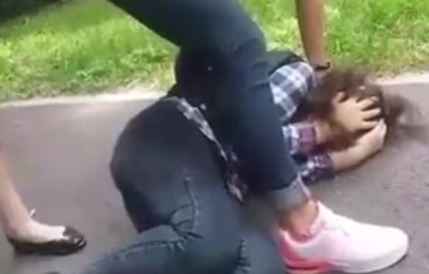 Eleva din Oradea, batuta cu pumnii si picioarele de trei colege / VIDEO