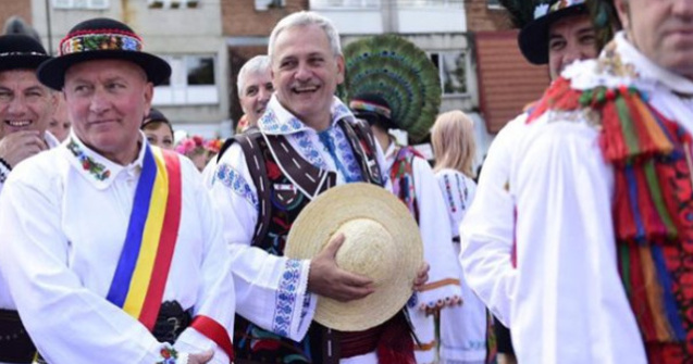  Video  Cel mai mare numar de oameni imbracati in port traditional si cel mai mare dans popular sincron din Romania, acreditate de Guinness World Records