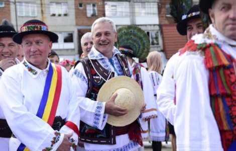  Video  Cel mai mare numar de oameni imbracati in port traditional si cel mai mare dans popular sincron din Romania, acreditate de Guinness World Records