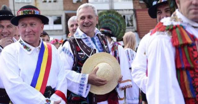  Video  Cel mai mare numar de oameni imbracati in port traditional si cel mai mare dans popular sincron din Romania, acreditate de Guinness World Records