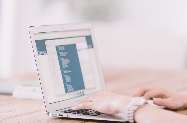 Studiu: Romanii cumpara online o data pe luna