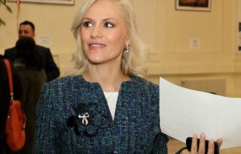 Arhiepiscopia Romano-Catolica Bucuresti: Ii solicitam public primarului general sa infirme faptul ca Daiana Voicu, managerul dezvoltatorului proiectului Cathedral Plaza, este nasa sa de la casatorie