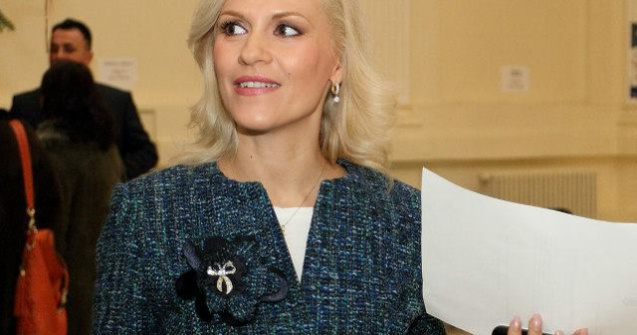 Arhiepiscopia Romano-Catolica Bucuresti: Ii solicitam public primarului general sa infirme faptul ca Daiana Voicu, managerul dezvoltatorului proiectului Cathedral Plaza, este nasa sa de la casatorie