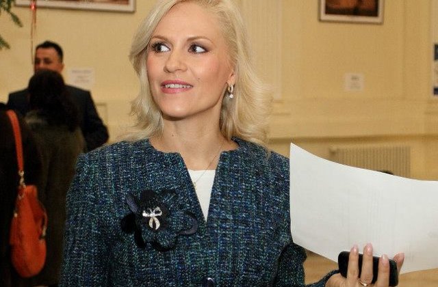 Arhiepiscopia Romano-Catolica Bucuresti: Ii solicitam public primarului general sa infirme faptul ca Daiana Voicu, managerul dezvoltatorului proiectului Cathedral Plaza, este nasa sa de la casatorie