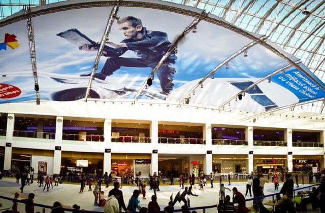 (P) Romtelecom - Clicknet branduieste intreg patinoarul din AFI Palace Cotroceni