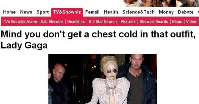  Foto  Lady Gaga, cu pieptul la vedere