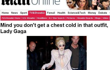  Foto  Lady Gaga, cu pieptul la vedere