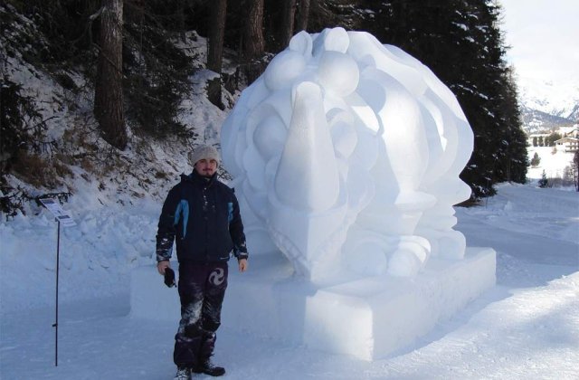 Un roman, la Concursul International de Sculptura in Zapada