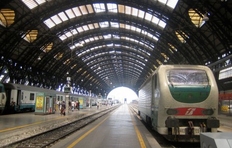 Un atacator a injunghiat un politist si un soldat in principala gara din Milano