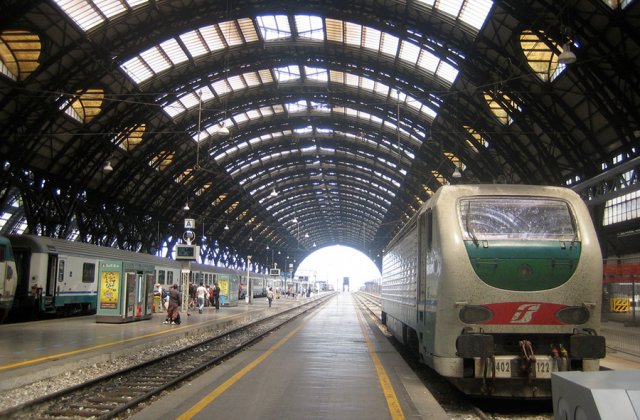 Un atacator a injunghiat un politist si un soldat in principala gara din Milano
