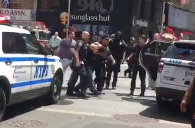 Barbatul care a intrat cu masina in multime la New York le-a spus anchetatorilor ca a auzit voci inainte de incident