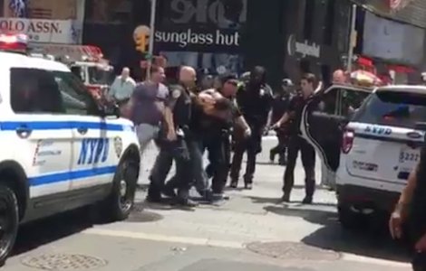 Barbatul care a intrat cu masina in multime la New York le-a spus anchetatorilor ca a auzit voci inainte de incident