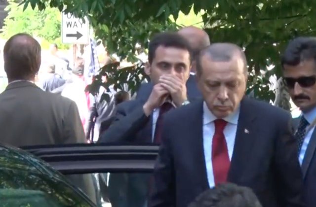 Erdogan a privit din masina cum garzile sale de corp ii bateau pe protestatari / VIDEO