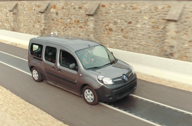 Solutie inedita pentru masinile electrice: incarcarea wireless a bateriei in timpul mersului