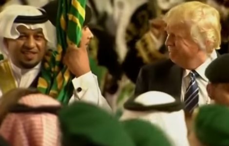  Video  Donald Trump si oficialii de la Casa Alba au dansat cu sabii in Arabia Saudita