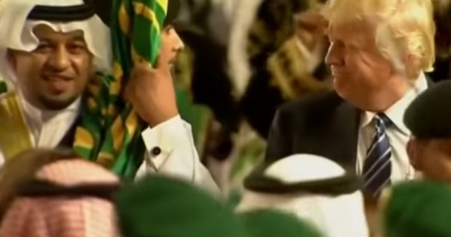  Video  Donald Trump si oficialii de la Casa Alba au dansat cu sabii in Arabia Saudita