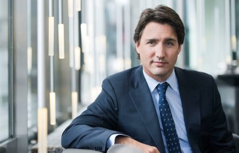  Foto  Trudeau "a stricat" poza unui grup de liceeni
