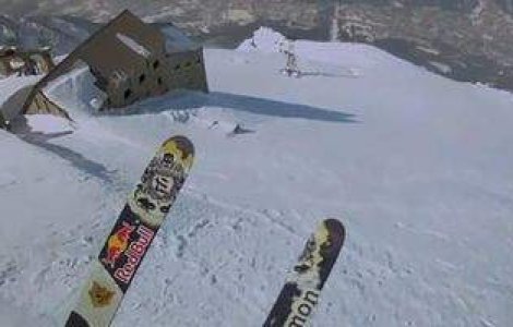  Video  In zbor cu schiurile deasupra Alpilor!