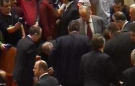  Video  Tragedie in Parlament: Un barbat s-a aruncat de la balcon