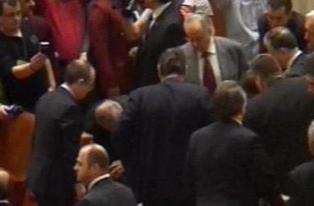 [VIDEO] Tragedie in Parlament: Un barbat s-a aruncat de la balcon