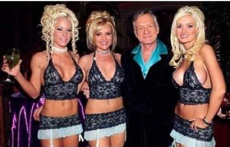 Fondatorul Playboy s-a logodit cu un playmate de 24 de ani