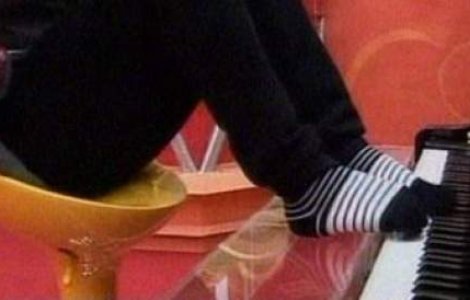 Video  Un pianist chinez canta cu picioarele