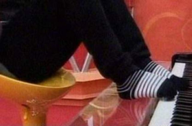 [VIDEO] Un pianist chinez canta cu picioarele