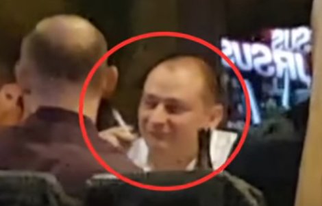 Primarul Sectorului 4, surprins in timp ce fuma intr-un local