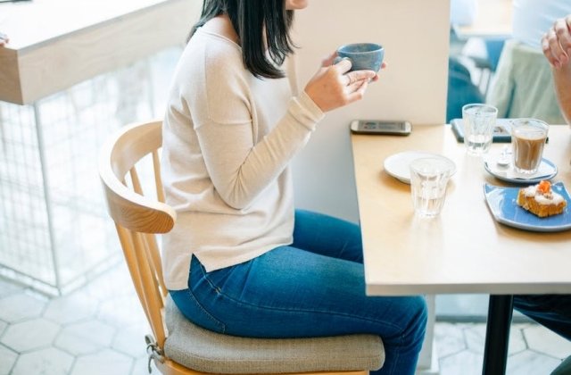 Top 7 alimente pe care sa nu le mai mananci niciodata la munca. Afla de ce