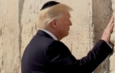 Donald Trump a devenit primul presedinte american care a vizitat Zidul Plangerii in timpul mandatului