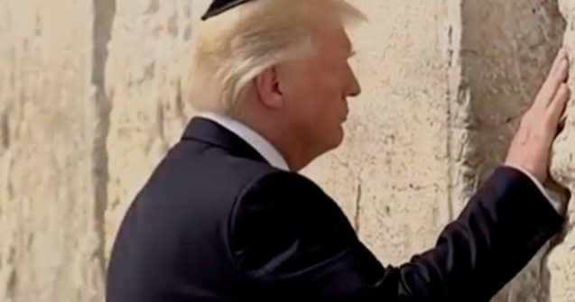 Donald Trump a devenit primul presedinte american care a vizitat Zidul Plangerii in timpul mandatului