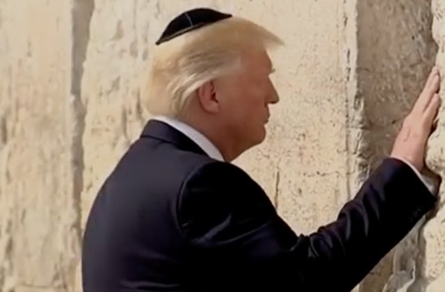 Donald Trump a devenit primul presedinte american care a vizitat Zidul Plangerii in timpul mandatului