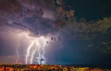 Avertizare meteo de ploi torentiale, vijelii si grindina