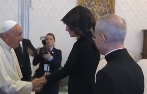  Video  Melania Trump a glumit cu Papa. Raspunsul Primei Doamne la intrebarea "Ce ii dati sa manance?"