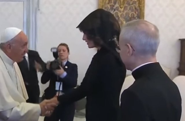 [Video] Melania Trump a glumit cu Papa. Raspunsul Primei Doamne la intrebarea "Ce ii dati sa manance?"