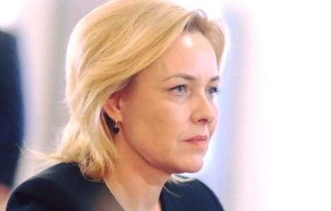 Ancheta a ministerului de Interne dupa imaginile in care un comisar-sef ingenuncheaza