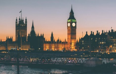 Barbat cu un cutit asupra sa, arestat langa Palatul Buckingham